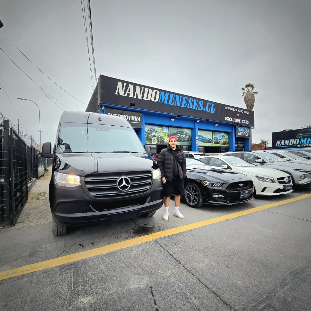 Cliente recibiendo su vehículo en Nando Meneses