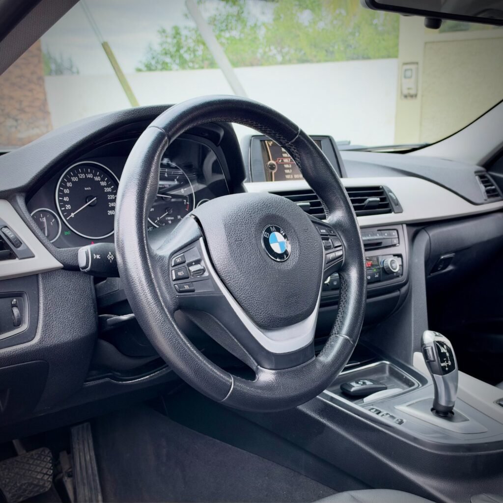 BMW 320i 2015 foto 2