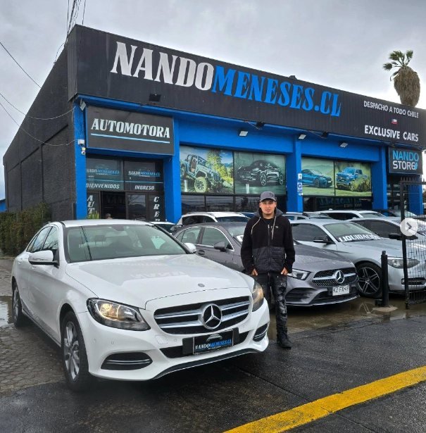 Cliente recibiendo su Mercedes Benz Clase C
