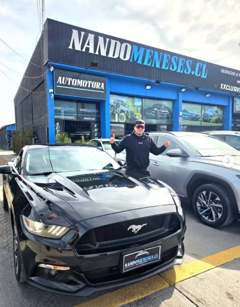 Cliente recibiendo su Ford Mustang GT