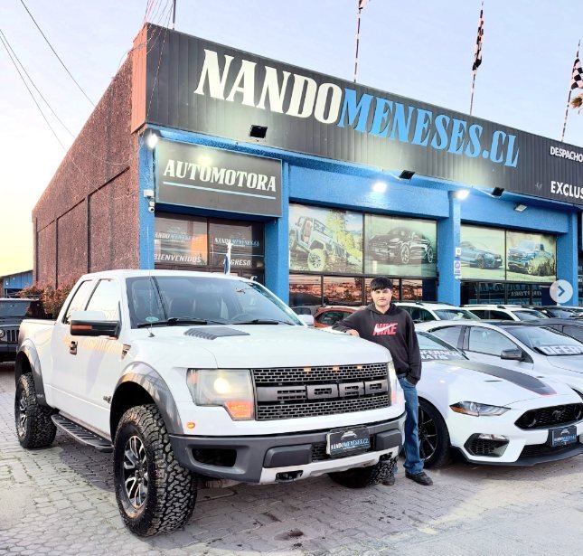 Cliente recibiendo su Ford Raptor