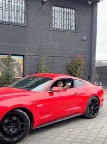 Portada del reel: Mustang rojo