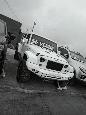 Portada del reel: Jeep Wrangler blanco