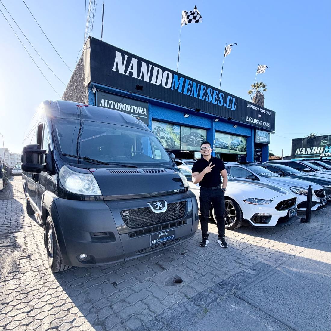 Integrante del equipo frente al local de Nando Meneses